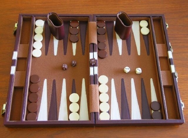 bàn cờ Backgammon